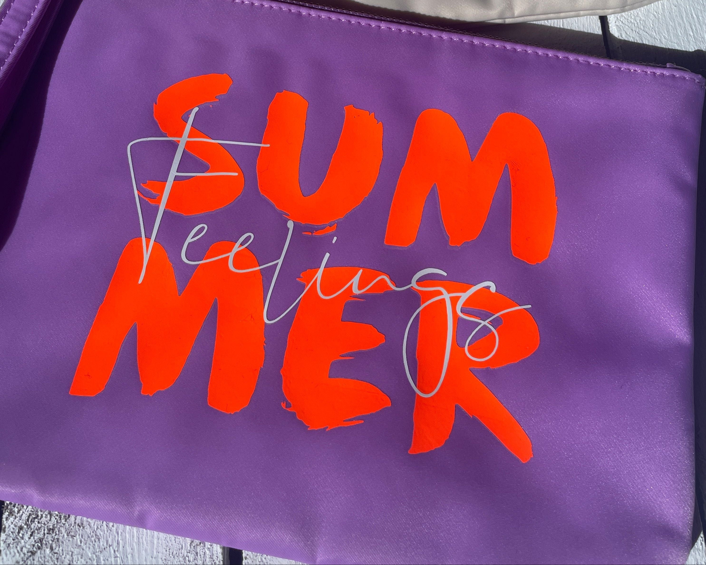 Clutch mit Statement - lila