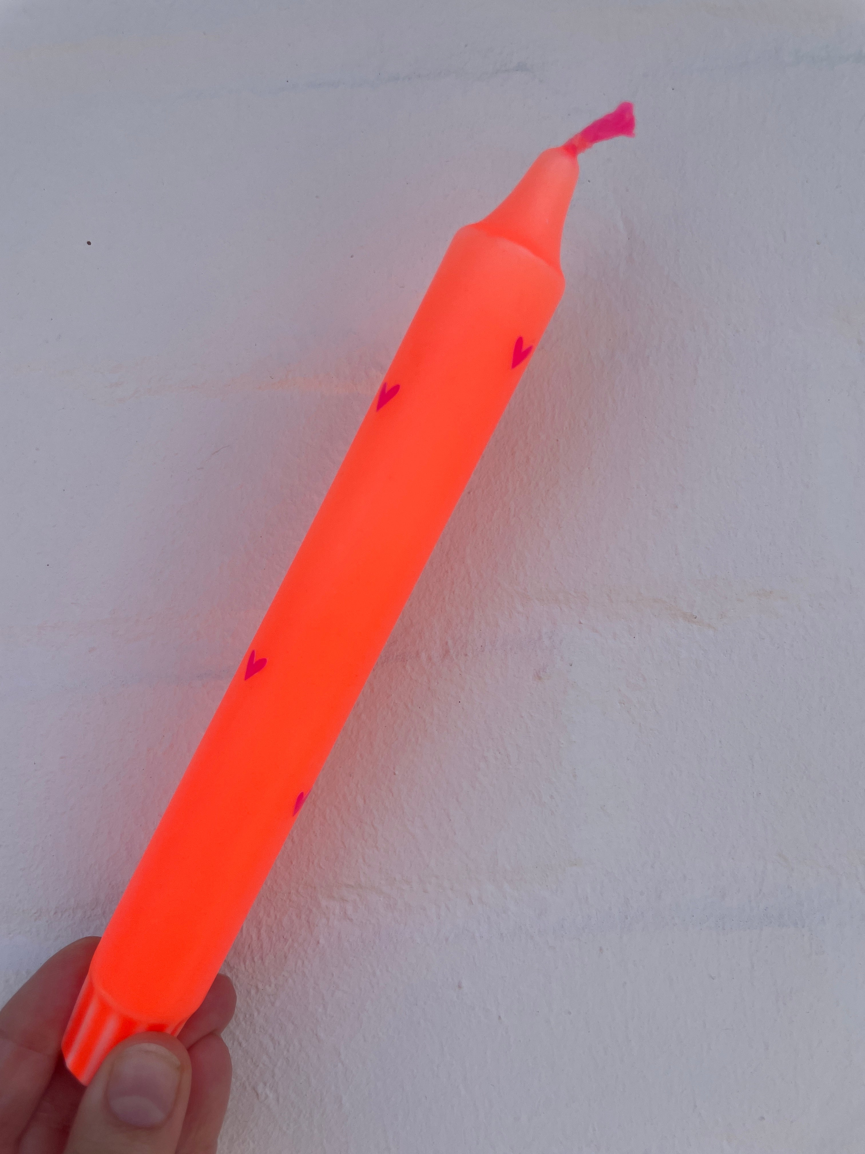 Stabkerze neonorange mit Herzchen