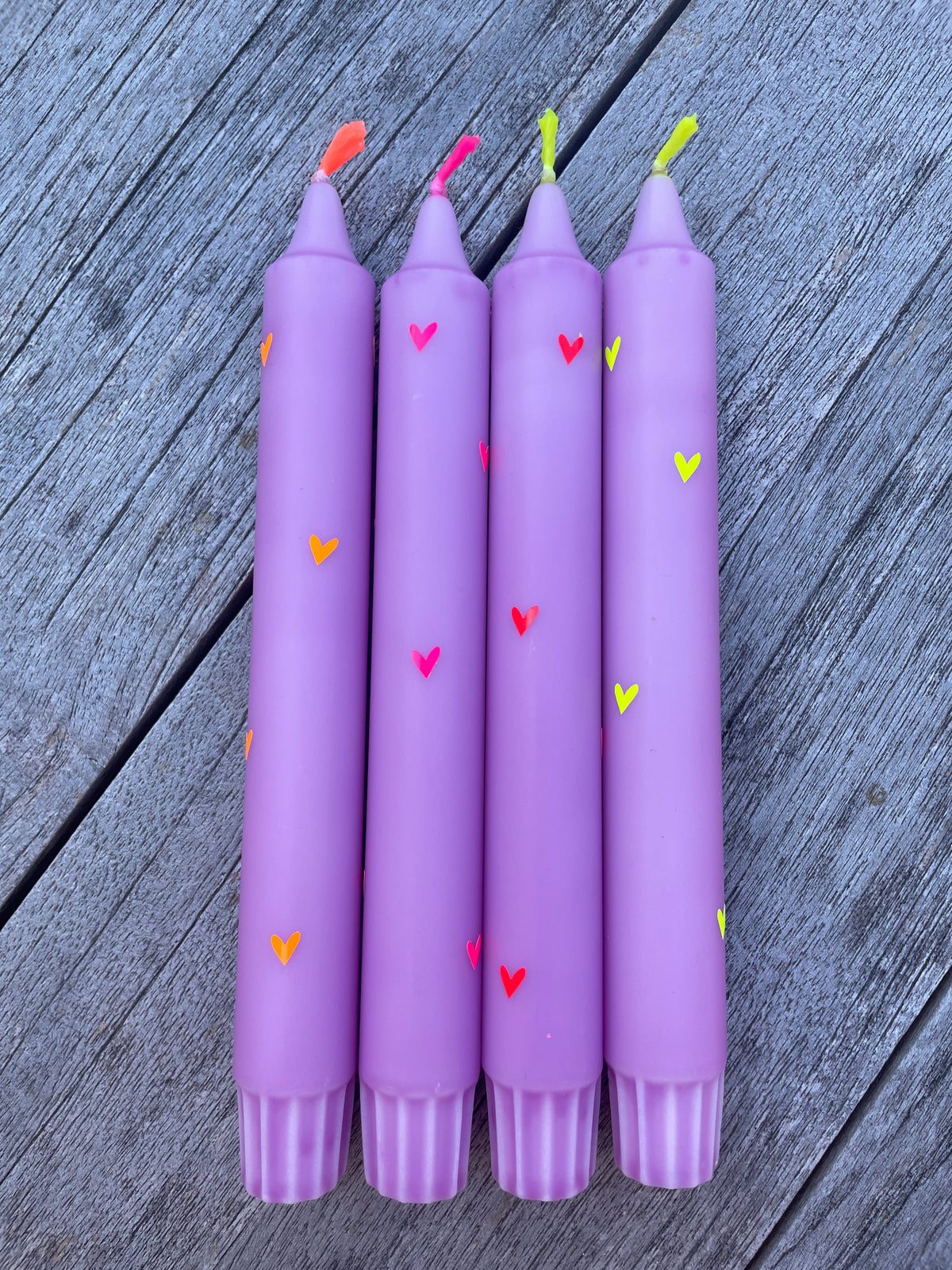 Stabkerze lila mit Herzchen