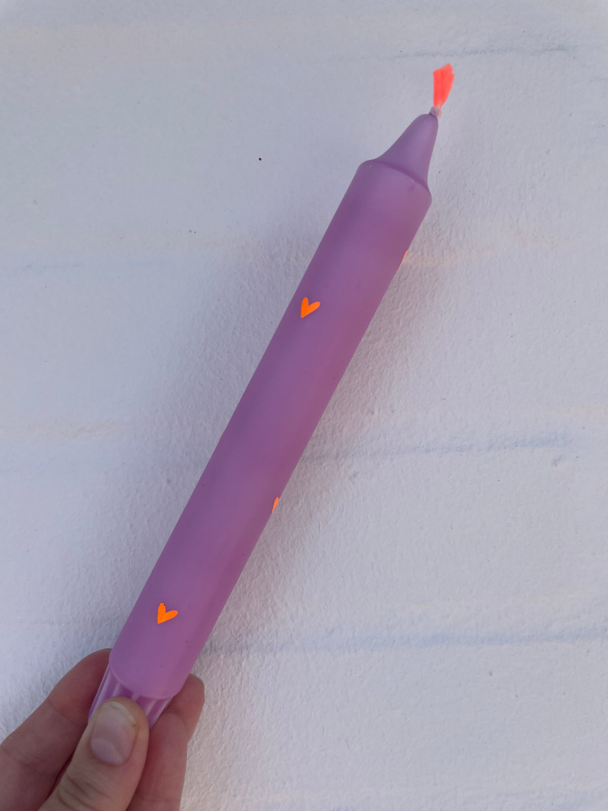 Stabkerze lila mit Herzchen